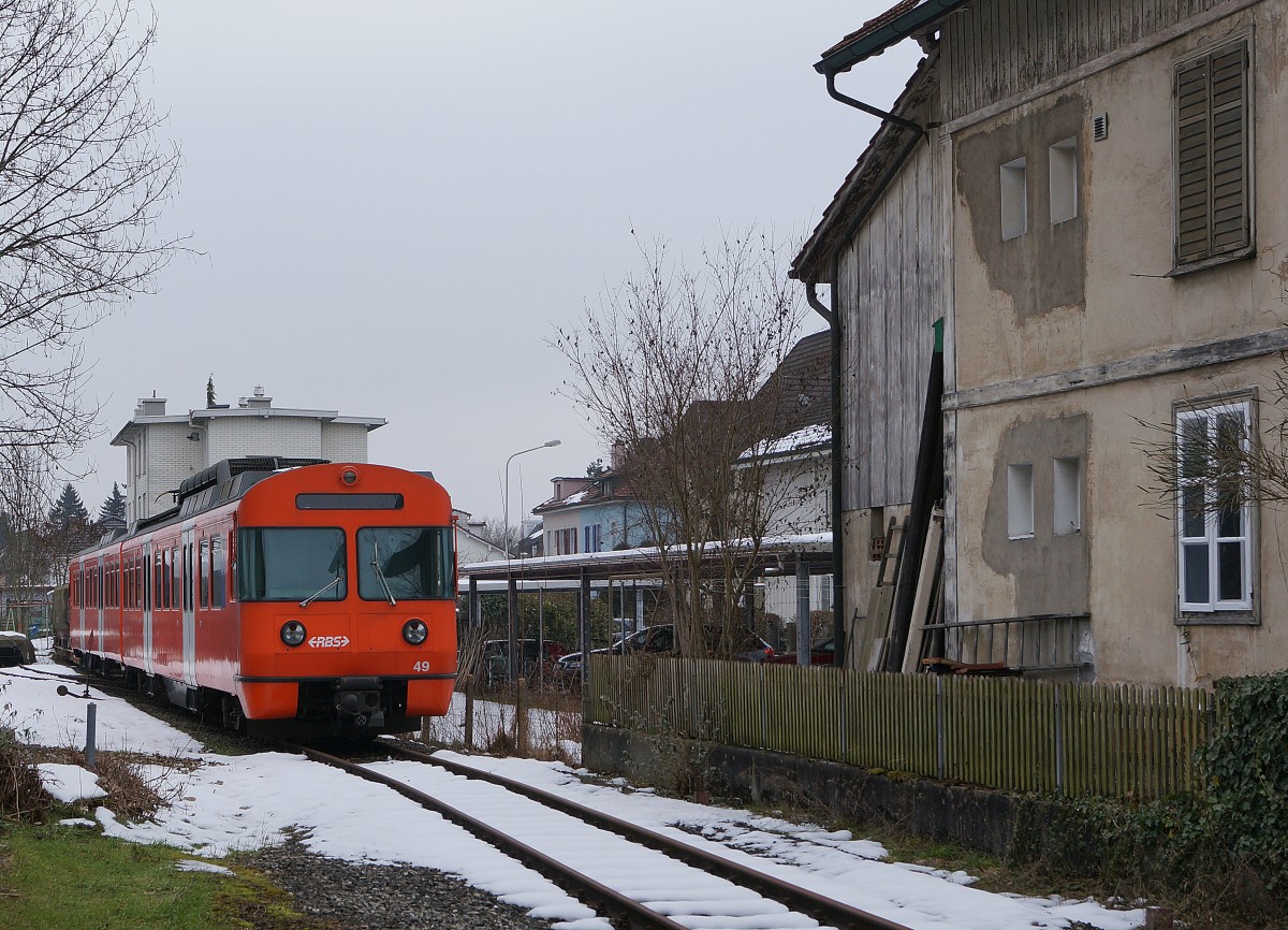 RBS: Obschon seit mehreren Monaten offiziel ausrangiert, wartete der Be 4/8 49 (1974) auch am 19. Februar 2015 beim RBS-Depot Solothurn auf dem hintersten Abstellgeleise, das sich bereits auf Zuchwilerboden befindet, sein weiteres Schicksal ab. So wie es aussieht, blieb dieses  MANDARINLI  vorerst von der Verschrottung verschont.
Foto: Walter Ruetsch