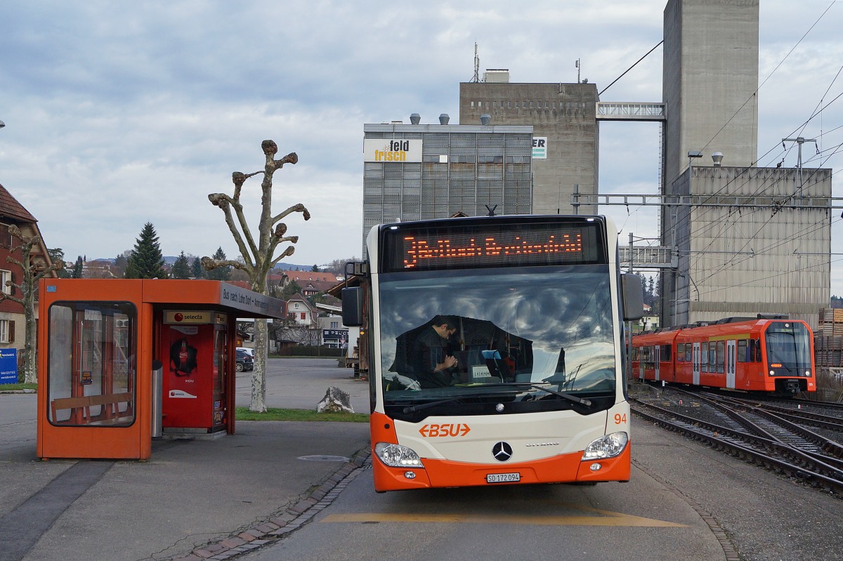 RBS/BSU: Der neue BSU MERCEDES CITARO 94 wartet am 13. Dezember 2014 auf dem RBS Bahnhof Lohn Lterkofen die Ankunft der S 8 mit dem RABe 4/12 25 NEXT ab.
Bahnsujets der Woche 50/2014 von Walter Ruetsch 