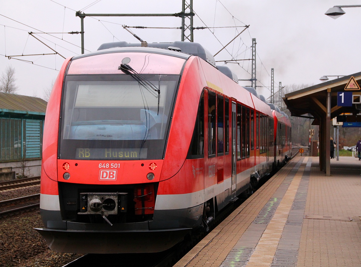 RBSH 0648 001 und 005 als RB nach Husum beim Halt in Schleswig. 18.03.2014