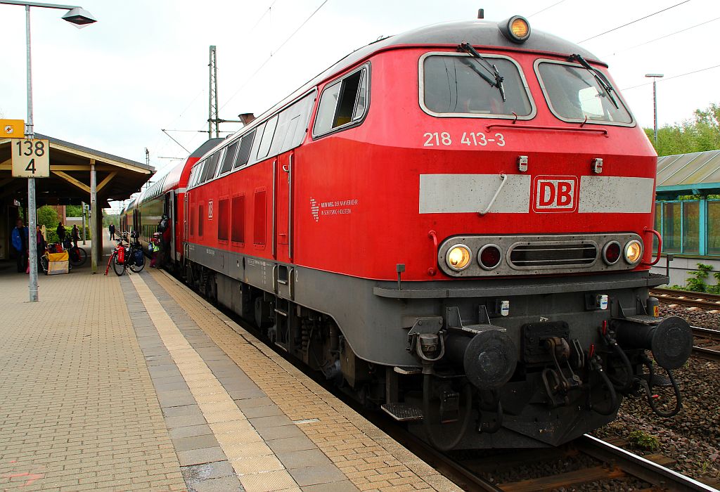 RBSH 218 413-3 aus dem Bw Kiel mit 3 Dostos als RB von Kiel nach Husum hier beim Halt in Schleswig(überarbeitet). 11.05.2012