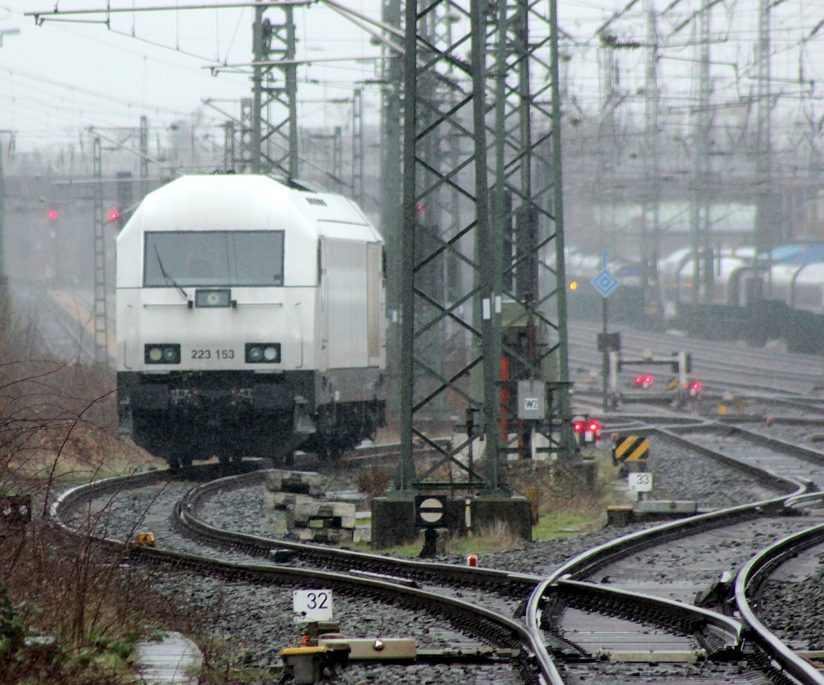 RCCDE 223 153 bei strömendem Regen von weit weg her aufgenommen. Neumünster 24.02.2020