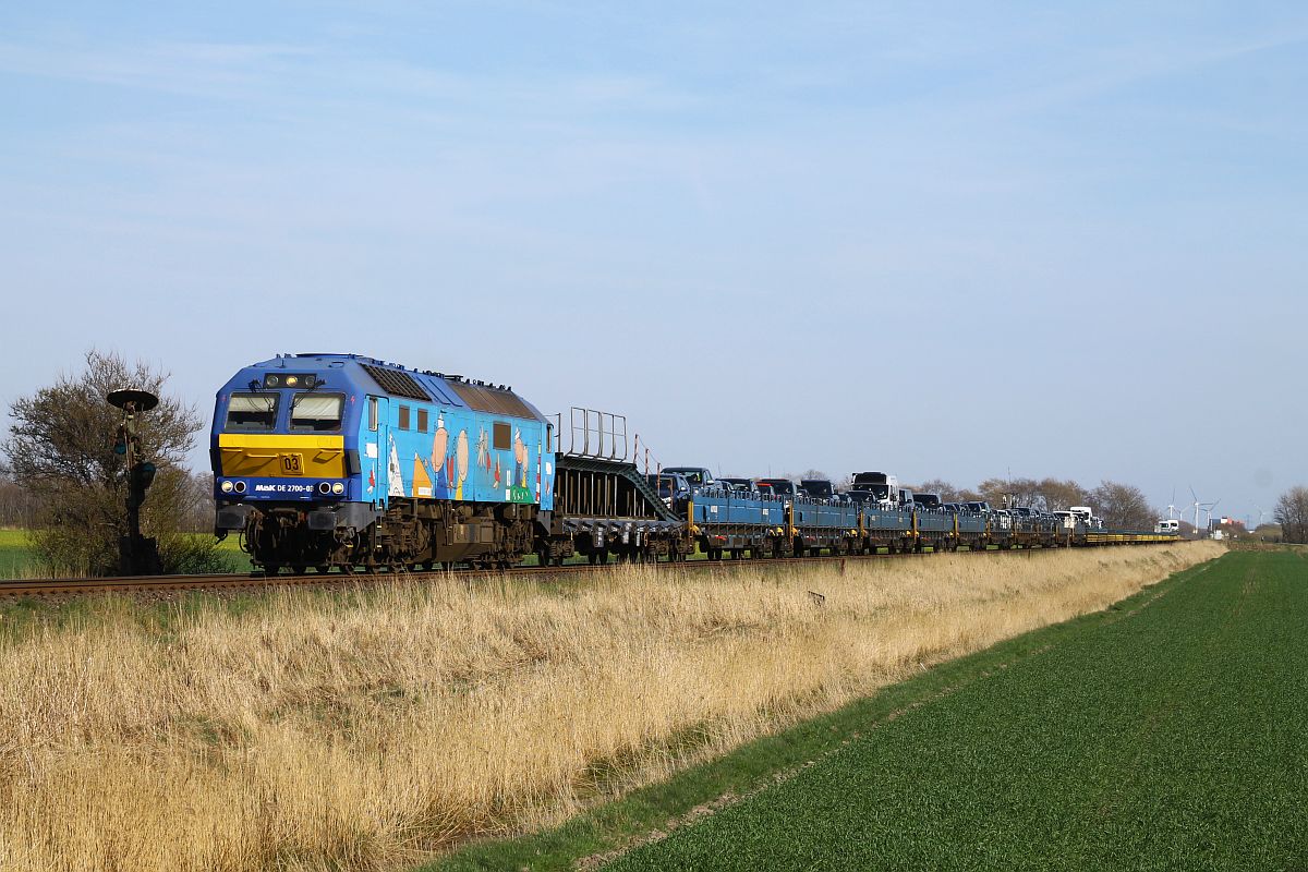 RDC DE 2700-03 (Kinderlok) mit Autozug Bü Südergotteskoog 18.04.2022 