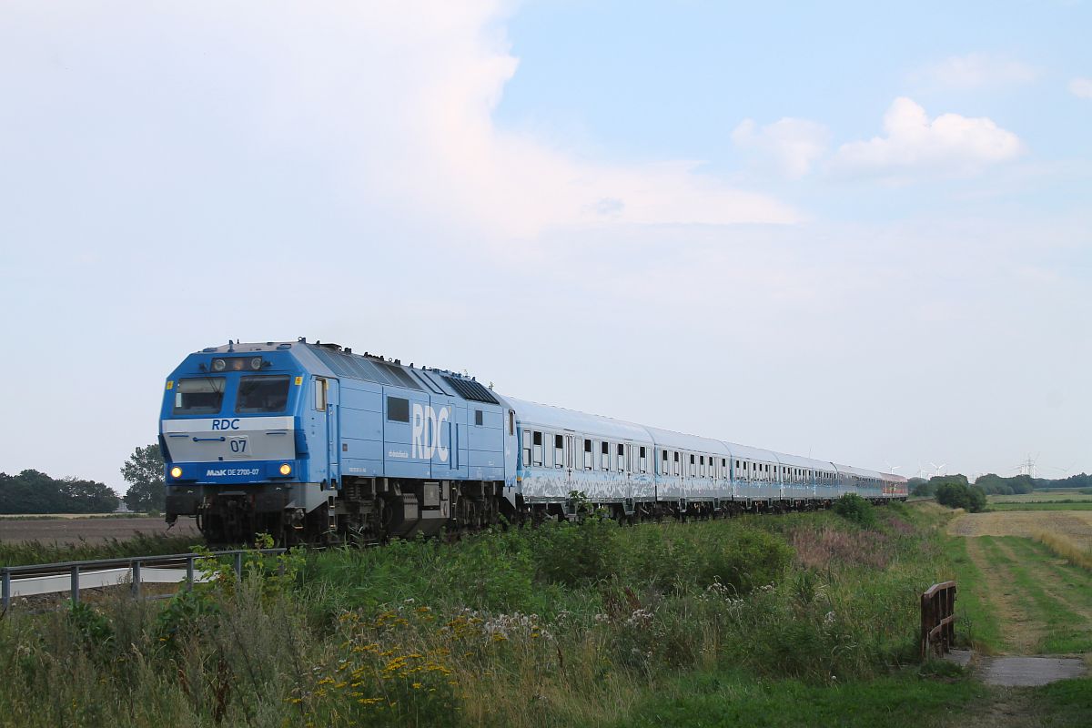 RDC DE 2700-07 vor Schülersonderzug Dortmund - Westerland (Sylt) am Bü Triangel bei Niebüll 15.08.2022