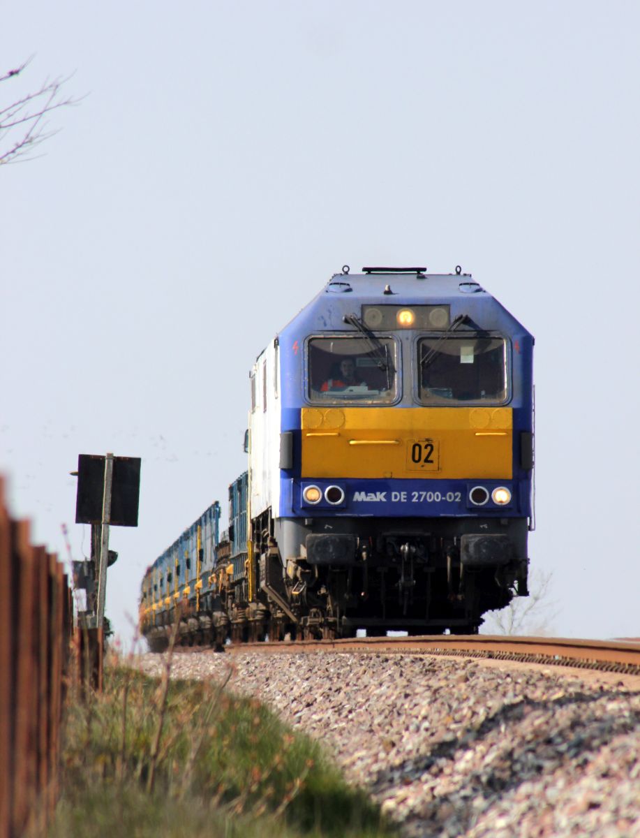 RDC MaK DE2700-02 mit AZS nach Niebll. Dreieckskoog 19.04.2019