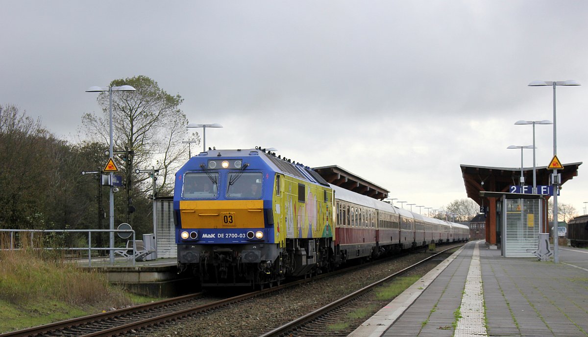 RDC MaK DE2700-03 oder 251 003-3 mit dem AKE Sonderzug nach Westerland aufgenommen im Bhf Niebüll. 04.11.2019