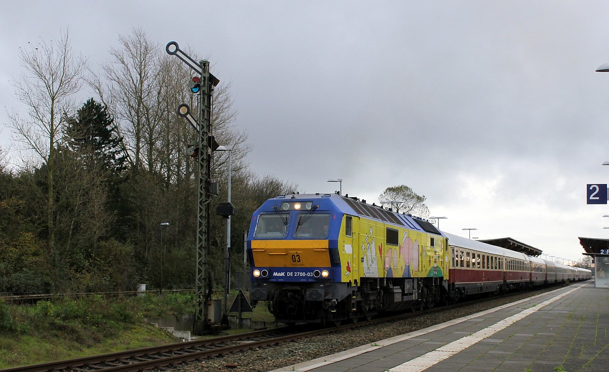 RDC MaK DE2700-03 oder 251 003-3 mit dem AKE Sonderzug nach Westerland aufgenommen im Bhf Niebüll. 04.11.2019(Version II, knieend) 