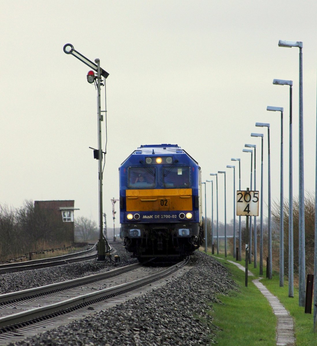 RDC/AZS MaK DE 2700-02 mit AZS 91622 nach Westerland, Ausfahrt Lehnshallig 26.12.17