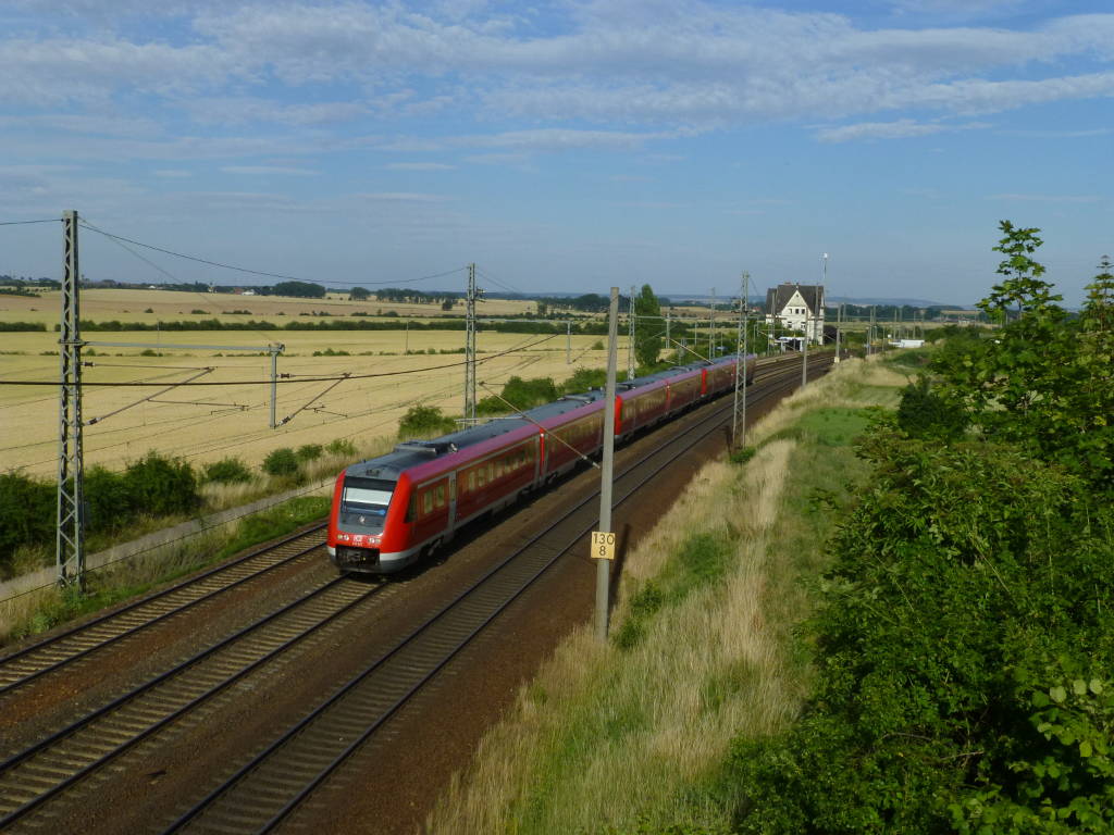 RE 1 nach Göttingen (612 147 vorne) passiert den Bahnhof Seebergen, 10.7.16