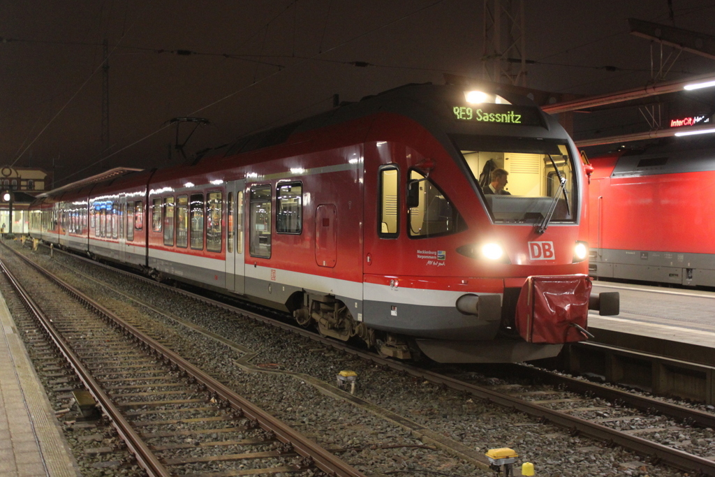 RE 13005 von Rostock Hbf nach Sassnitz kurz vor der Ausfahrt um 07:01 Uhr im Rostocker Hbf.21.12.2017