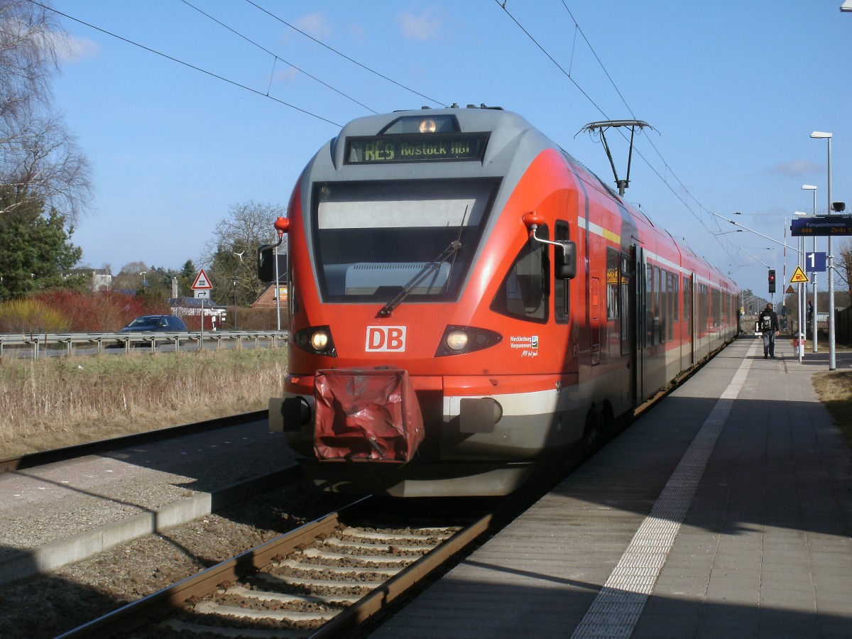 RE 13008 Sassnitz-Rostock,gefahren vom 429 030-0,am 23.Februar 2014,in der Station Gelbensande.