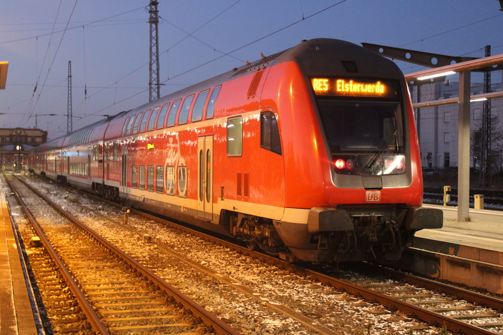 RE 4365(Rostock-Elsterwerda)kurz vor der Ausfahrt im Rostocker Hbf.10.12.2022