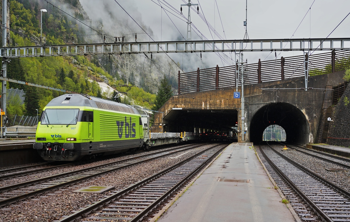 Re 465 007 an der Autoverladung in Goppenstein am 07.05.2024