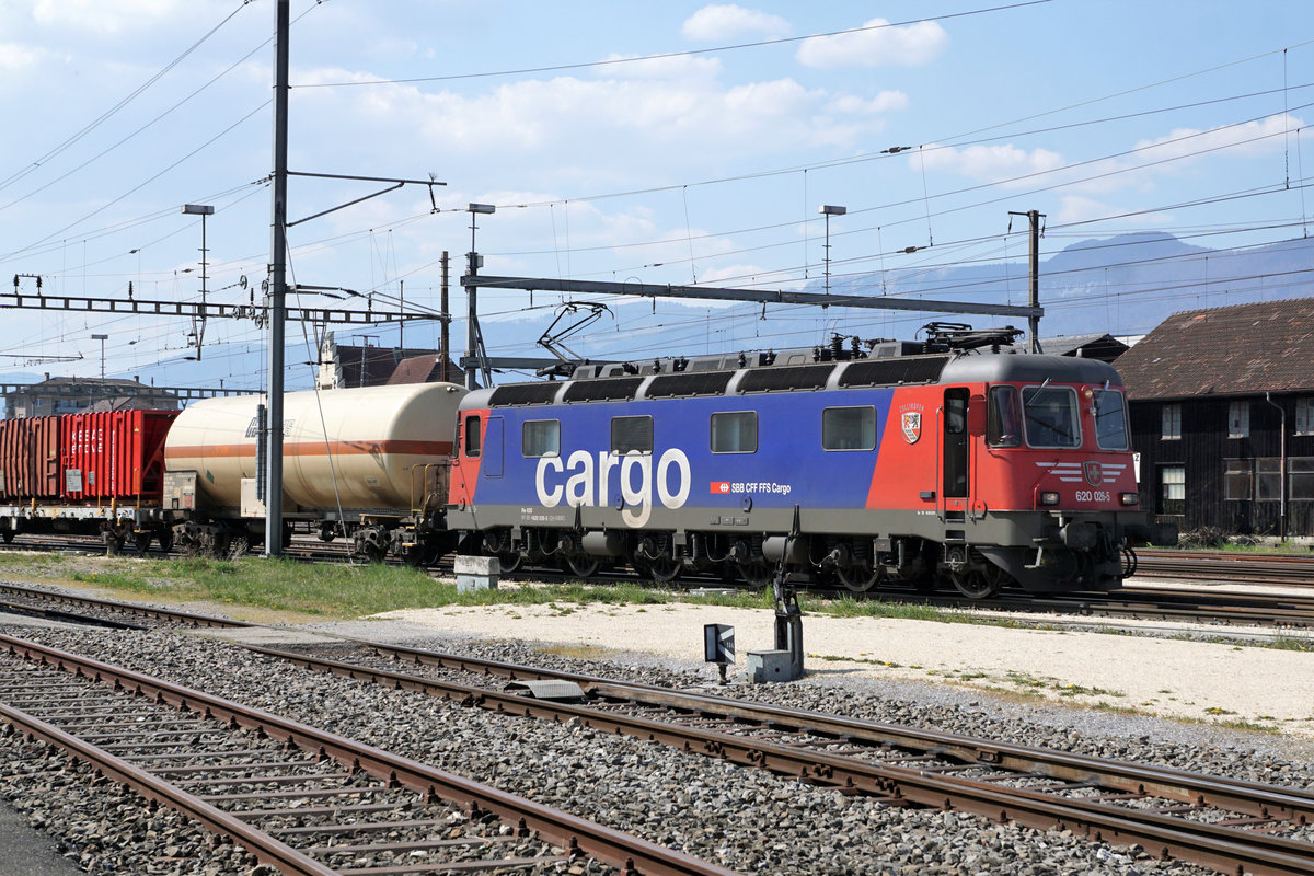 Re 620 026-5 R3  ZOLLIKOFEN  auf Rangierfahrt im Güterbahnhof Solothurn am 8. April 2020.
Foto: Walter Ruetsch