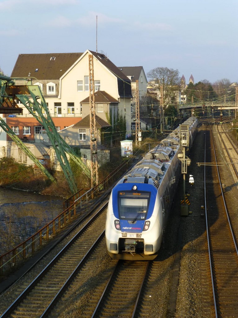 RE 7 (442 371 hinten) nach Rheine wartet am 16.3. vor einem roten Signal und steht deswegen kurz vor der alten Feuerwache in W-Barmen.