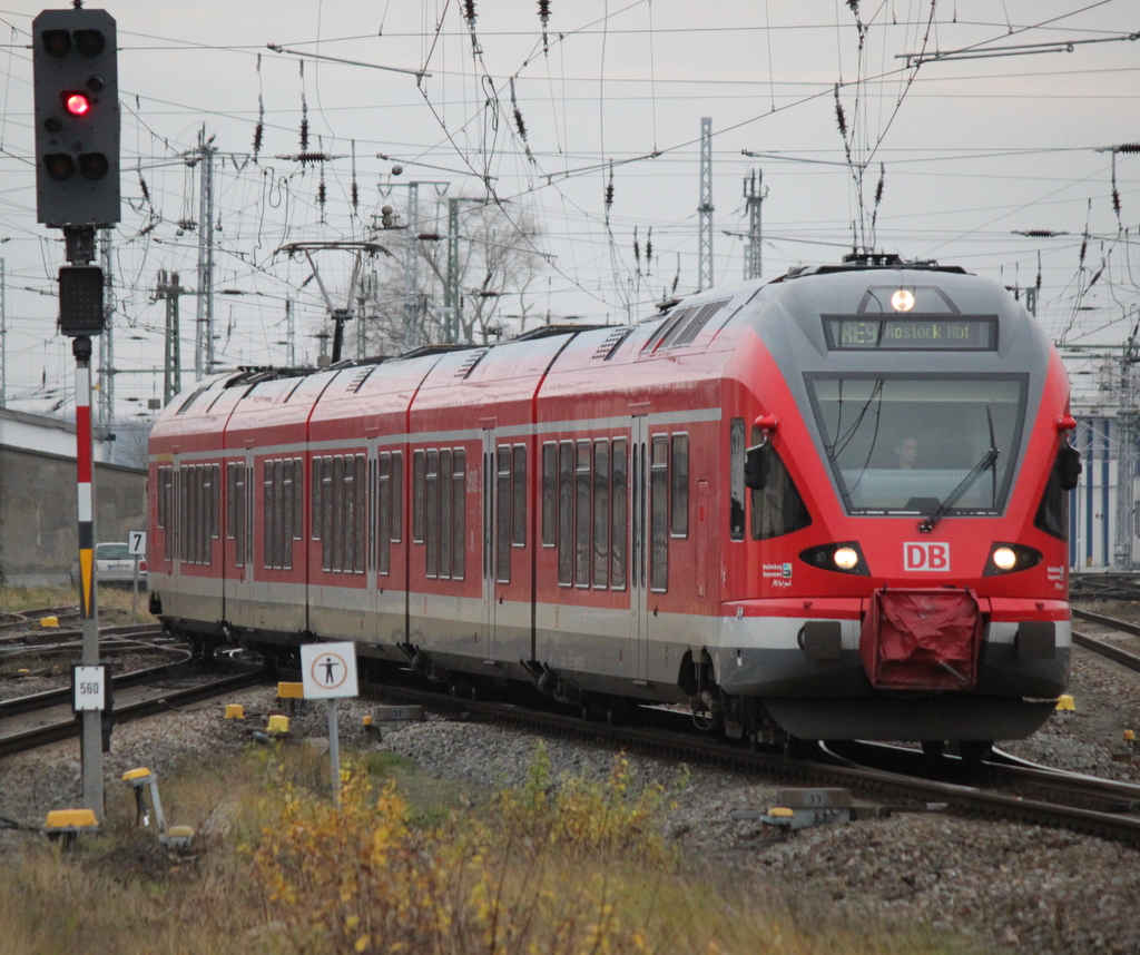 RE 9 von Sassnitz nach Rostock Hbf bei der Einfahrt im Rostocker Hbf.20.12.2015