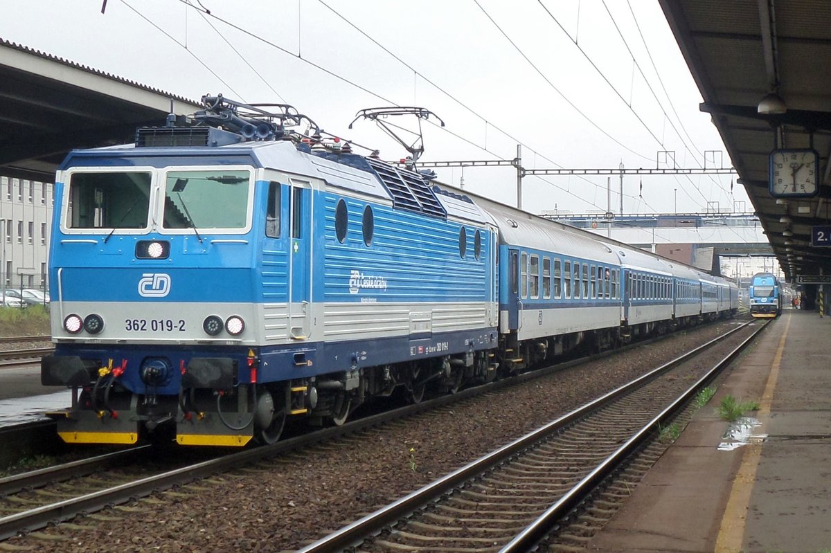 RE mit 362 019 nach Pardubice hält am 3 Mai 2016 in Ostrava hl.n.