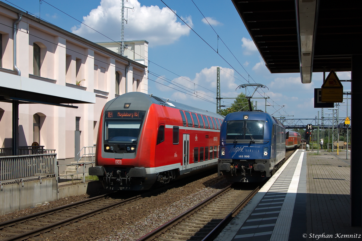 RE1 (RE 18120) von Frankfurt(Oder) nach Magdeburg Hbf, bei der Einfahrt in den Brandenburger Hbf und geschoben hatte die 182 009-1. Zur gleichen Zeit wartet die 183 500-8 mgw Service GmbH & Co. KG für SETG - Salzburger Eisenbahn TransportLogistik GmbH auf die Einfahrt in den Güterbahnhof, um dort einen Drahtrollenzug zu übernehmen. 17.07.2014 