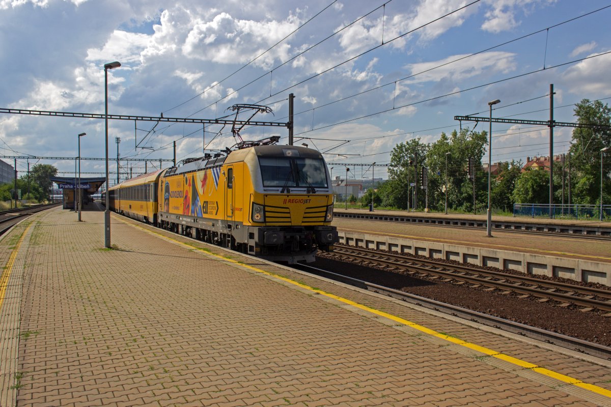 RegioJet bedient mittlerweile ein ausgedehntes Streckennetz und f�hrt von Prag aus unter anderem bis Ko�ice, Bratislava und Wien. In die �sterreichische Hauptstadt ist 193 227 mit RJ 1037 unterwegs.