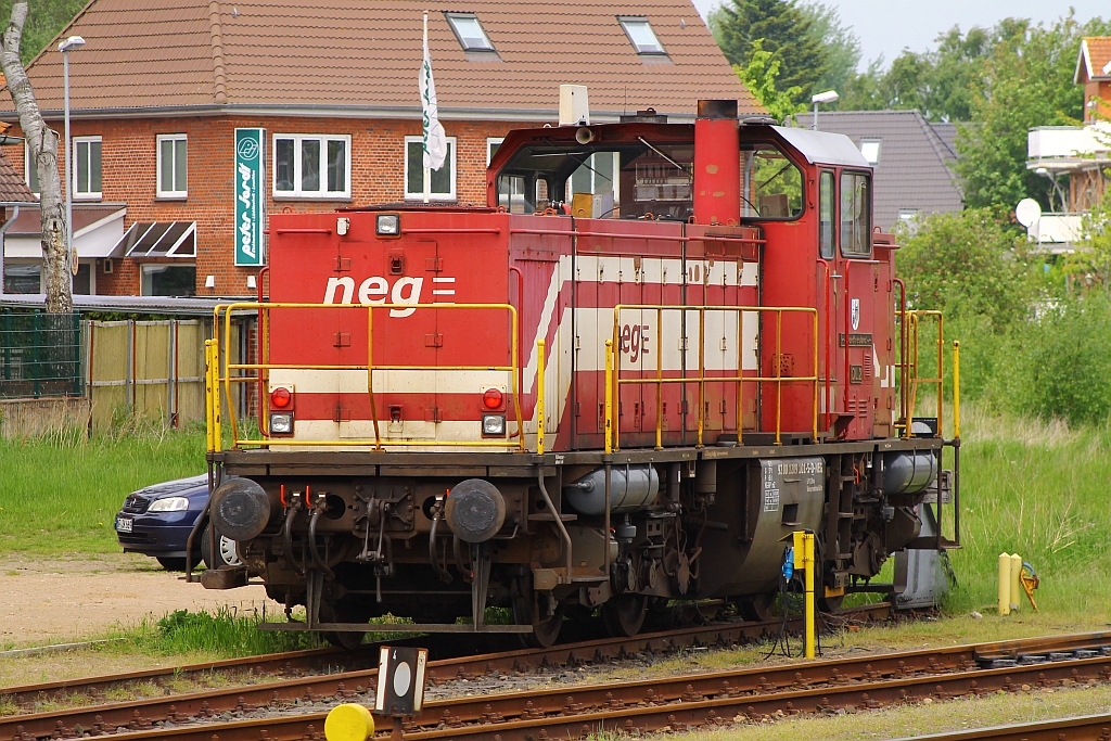 Reichlich mit Farb-Flicken übersäht steht die ex 211 233-2(Unikatumbau) DL 2 der neg(209 101-5)im Pbf Teil der neg in Niebüll. 01.06.2013