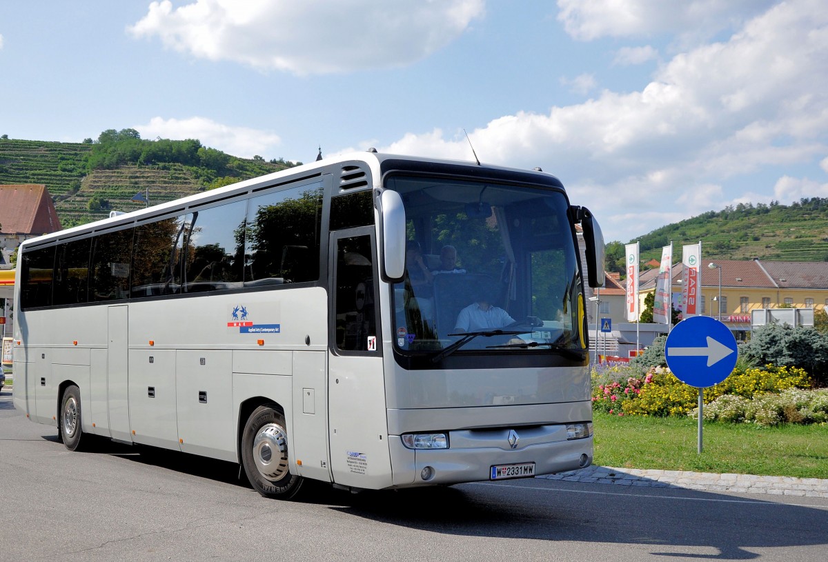 RENAULT ILIADE von CAROS Tour`s aus Wien im August 2013 in Krems gesehen.