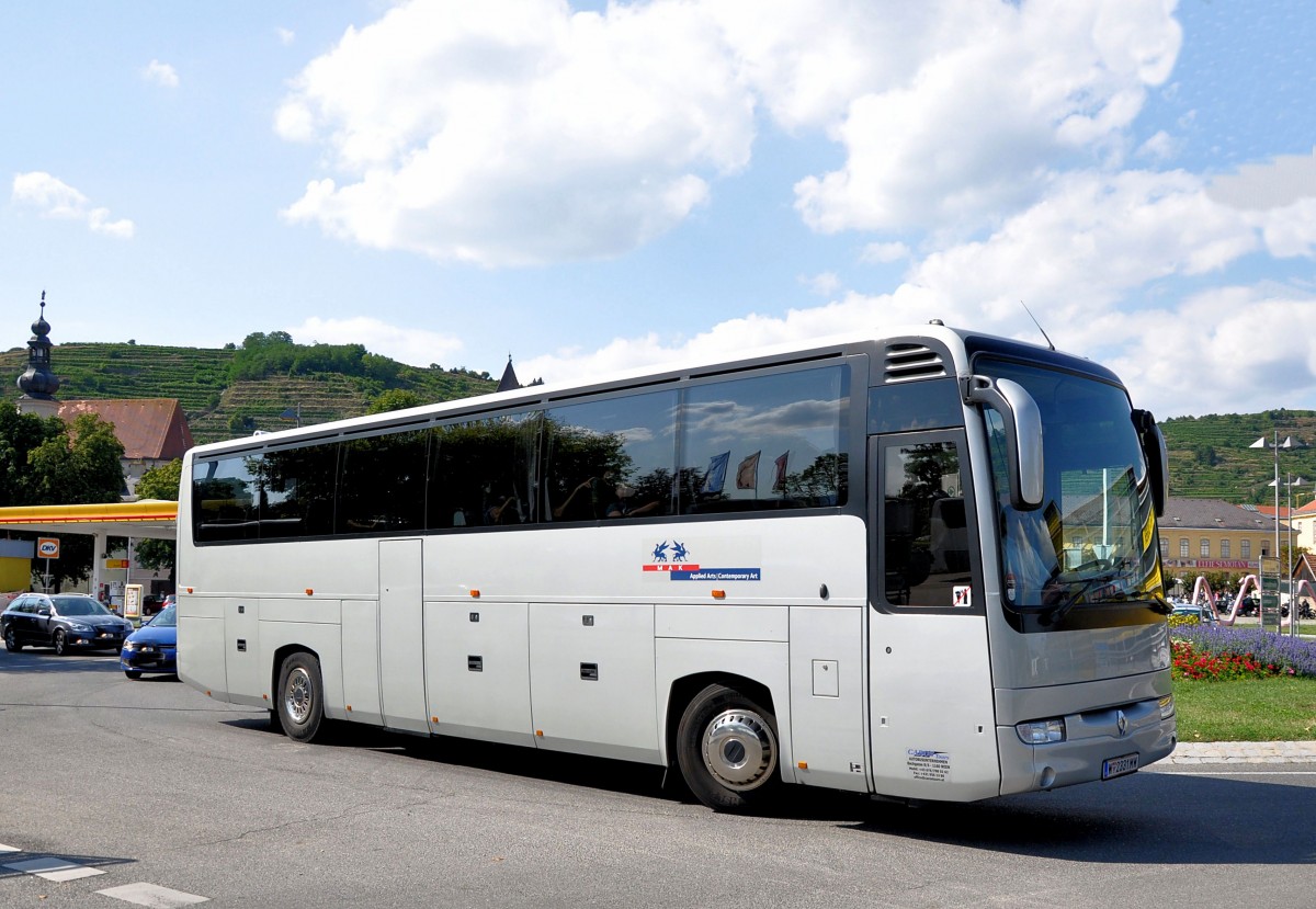 RENAULT ILIADE von CAROS Tour`s aus Wien im August 2013 in Krems gesehen.