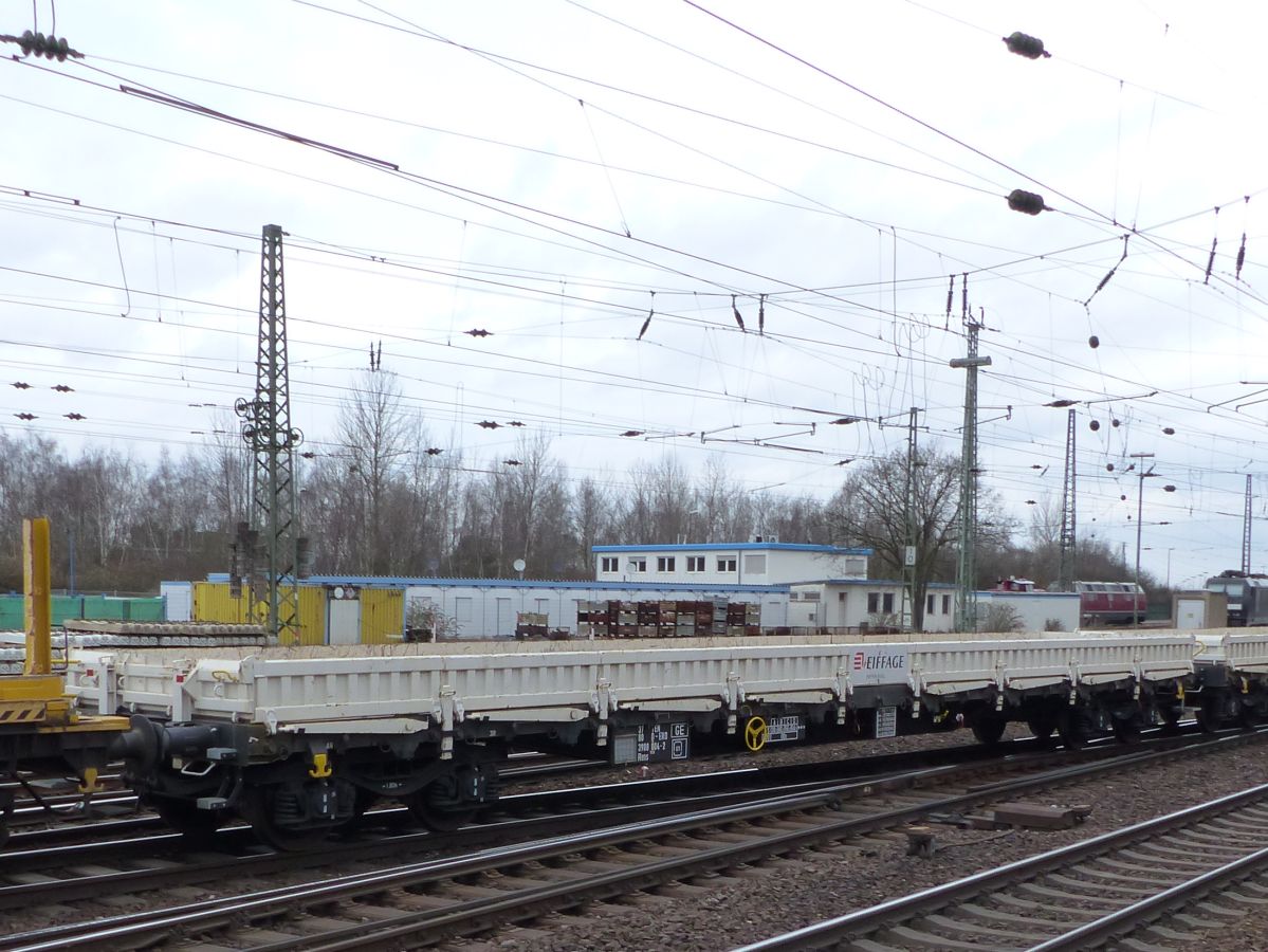 Rens von Eiffage INFRA-RAIL mit Nummer 37 TEN 80 D-ERD 3988 004-2 Rangierbahnhof Keulen-Kalk Nord 08-03-2018.

Rens rongenwagen van Eiffage INFRA-RAIL met nummer 37 TEN 80 D-ERD 3988 004-2 rangeerstation Köln-Kalk Nord 08-03-2018.