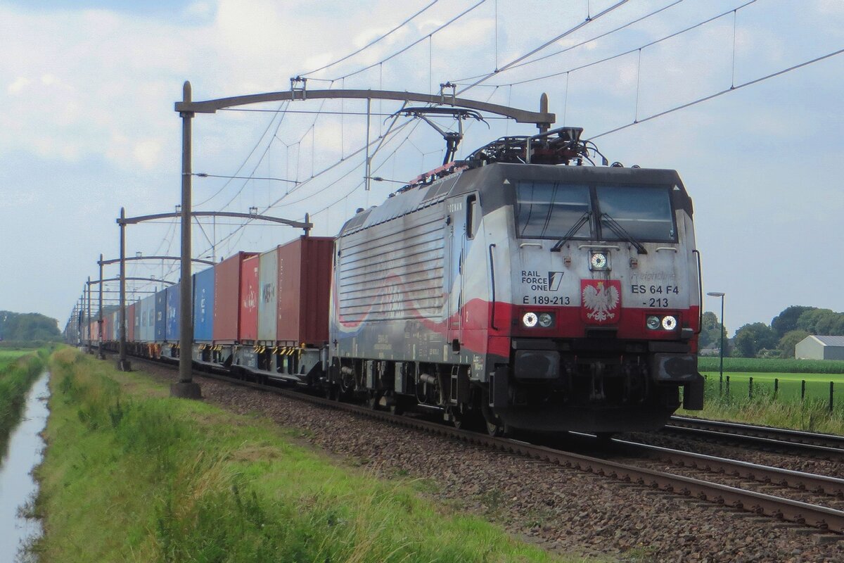 RFO 189 213 durchfahrt mit deren KLV Hulten am 9 Juli 2021 und zieht auch die Polnische Flagge voran. Die andere Kabine tragt der Niederländische Flagge und dass Alles stammt aus 2013, wann die 189 212 und 213 beide bei ERS dienten und wegen der damals neue KLV zwischen Rotterdam-Kijfhoek und Poznan-Franowo Aufkleber bekamen. Die Lokseiten haben ein Design wobei magischerweise Rotterdam und Poznan sich treffen -ein Seite bei Tageslicht und die andere Seite nachts -so dass Mann die Lok mit vier Motiven fotografieren kann. ERS besteht leider nicht mehr; die 212 ist bei LTE in dienst und die 213 macht Spass bei RFO.