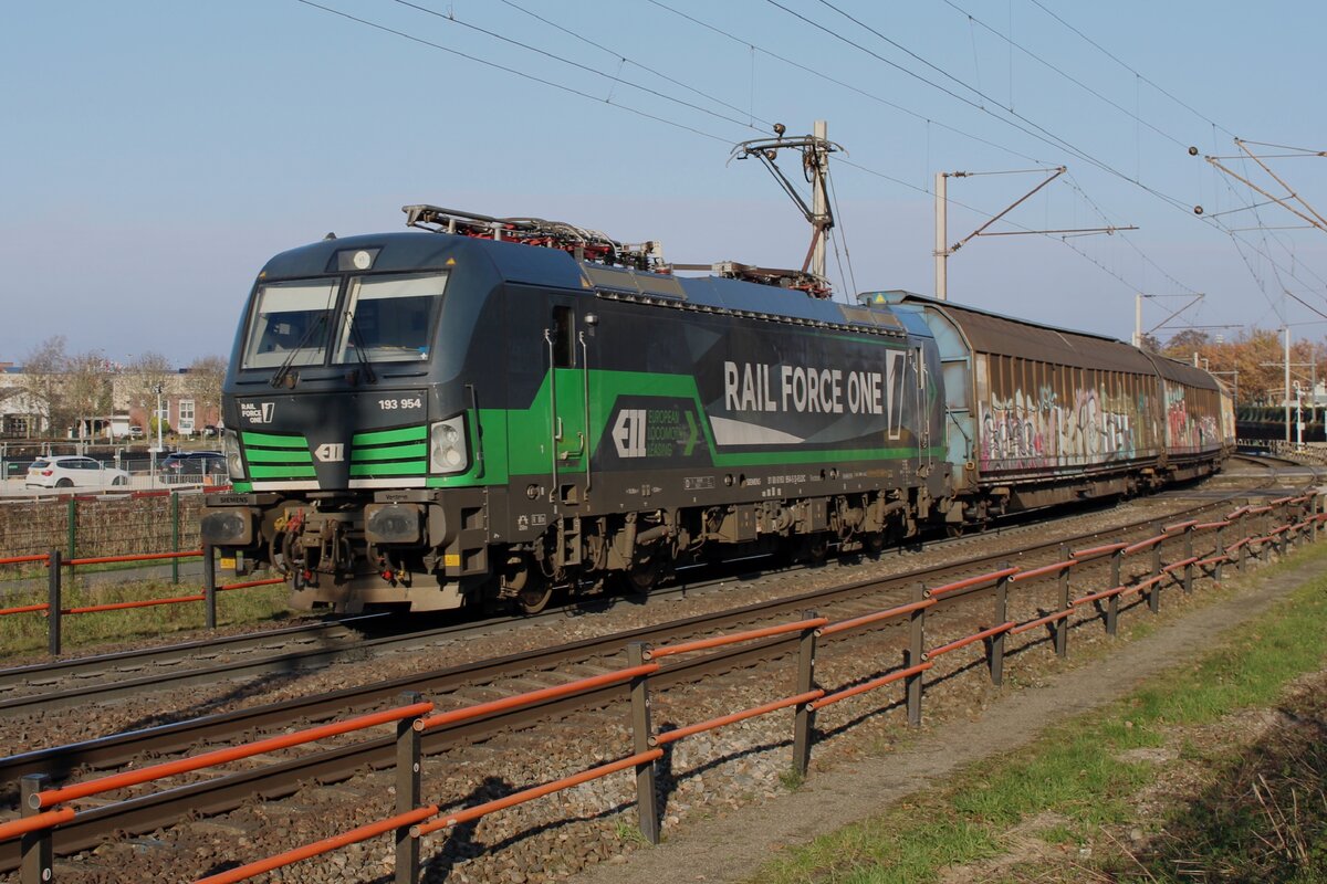 RFO 193 954 zieht ein Hbbillnns (oder so etwas...) Ganzzug am 2 Dezember 2023 durch Venlo-Vierpaardjes. 