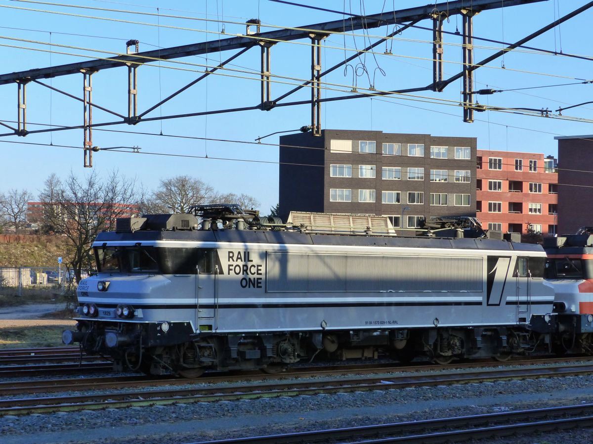 RFO (Rail Force One) Lokomotive 1829 (ex-NS) Gleis 11 Amersfoort Centraal 27-12-2019.

RFO (Rail Force One) locomotief 1829 (ex-NS) spoor 11 Amersfoort Centraal 27-12-2019.