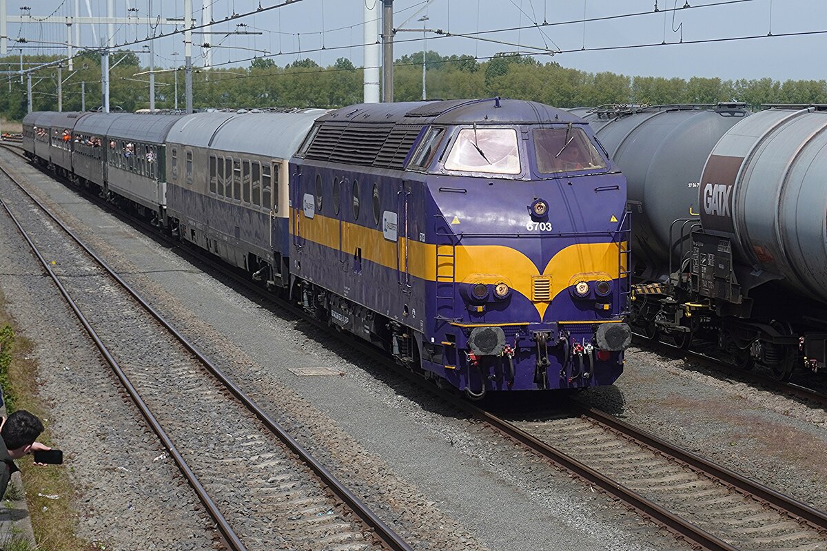 RFO/RXP 6703 steht am 27 April 2026 mit ein Sonderzug nach Oosterwijk und Moerdijk abfahrtbereit in Lage Zwaluwe.