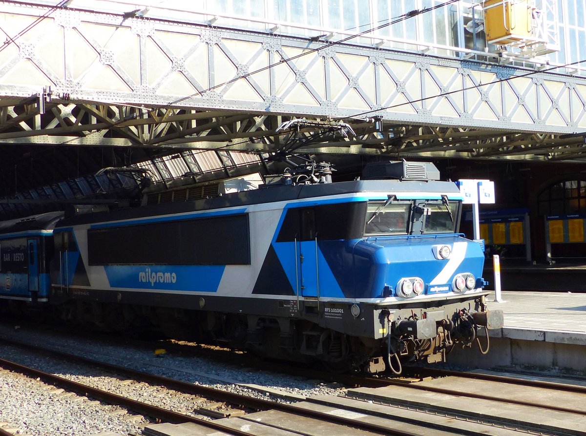RFS Railpromo Lok 101 001 Baujahr 1994 ex-NS Lok 1781. Amsterdam Centraal Station 28-06-2018.

RFS Railpromo loc 101 001 bouwjaar 1994 ex-NS loc 1781. Amsterdam CS 28-06-2018.
