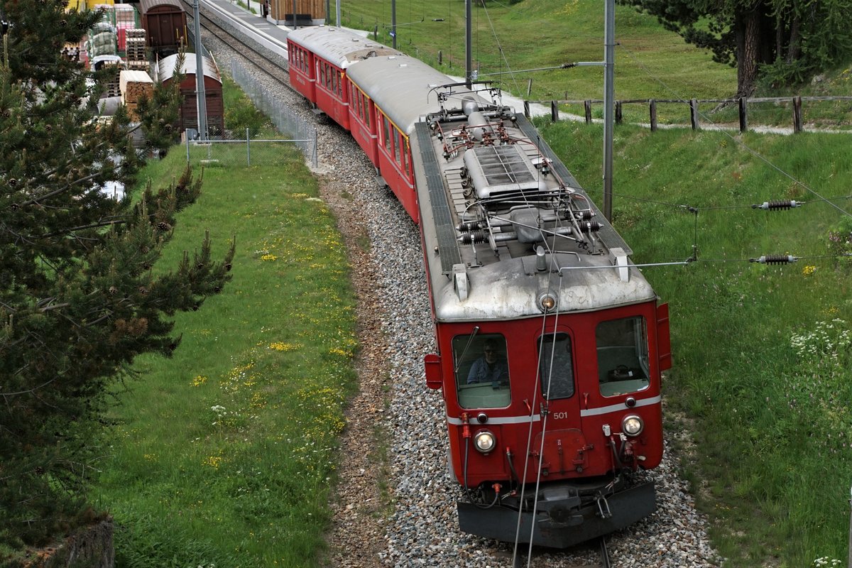 Rhtische Bahn
Bahnvestival Samedan und Pontresina vom 9./10. Juni 2018.
ABe 4/4 501 mit zwei passenden Personenwagen  auf der Fahrt nach Pontresina am 9. Juni 2018.
Foto: Walter Ruetsch
