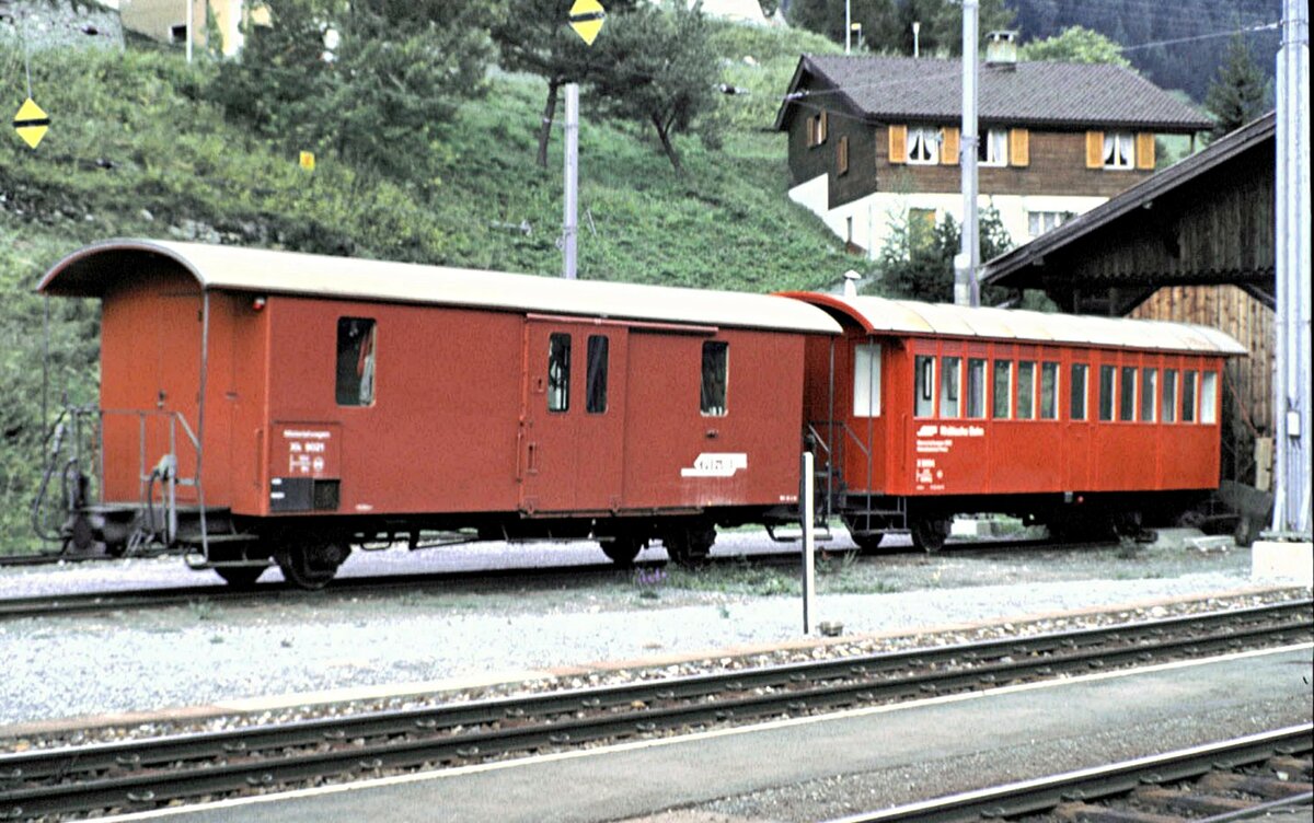 RhB Bauwagen und Mannschaftswagen Nr. X 9064 in Berg�n im August 1990.