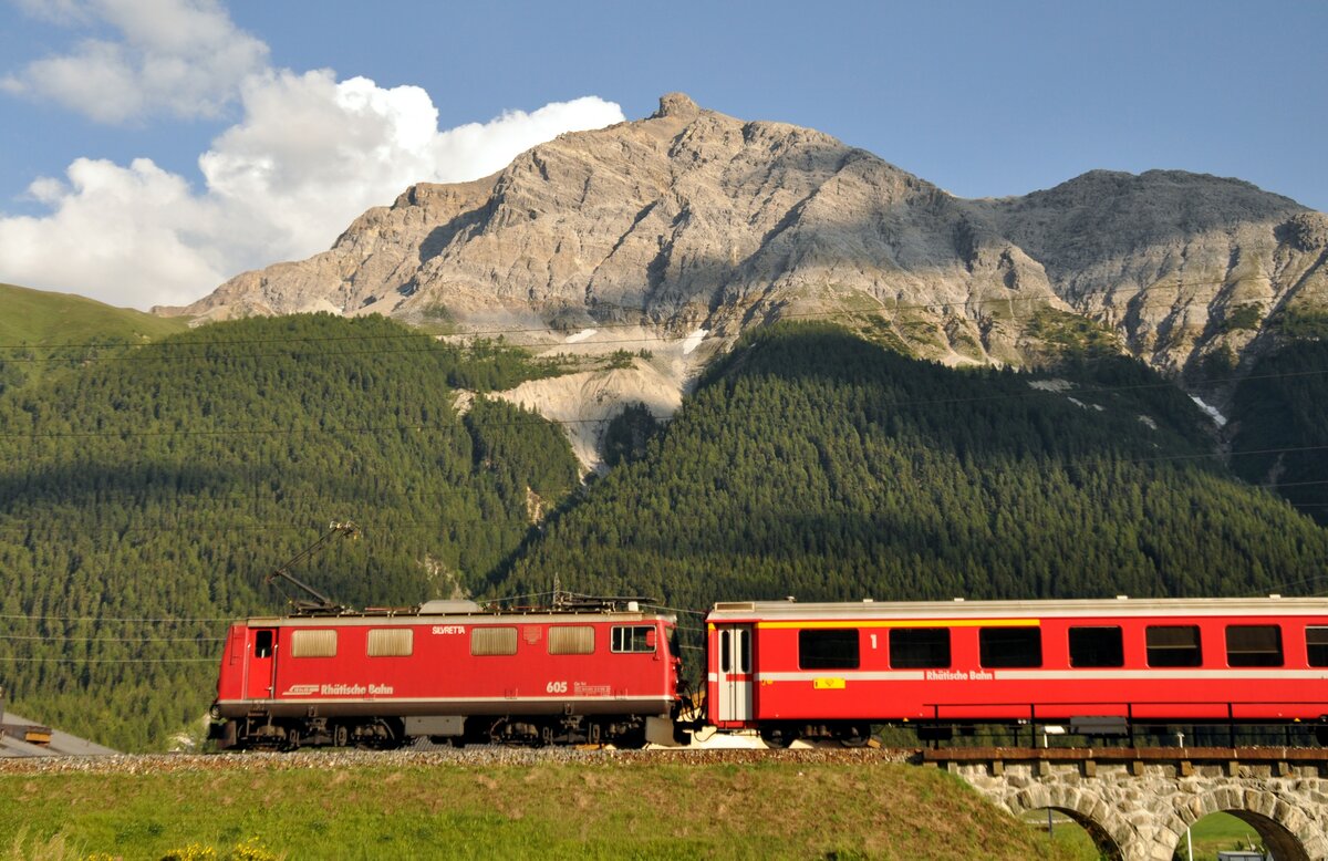 RhB Ge 4/4 I U Nr.605 bei Madulain am 15.08.2009.
