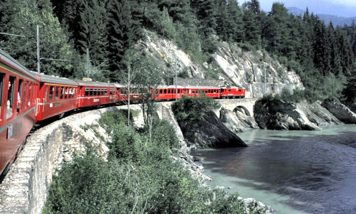 RhB Ge 4/4 II in der Rheinschlucht im August 1990.