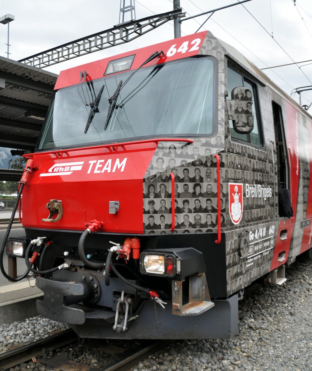 RhB Ge 4/4 III Nr.642 Front der Lokmit dem RhB-Team in Landquart am 29.08.2009.