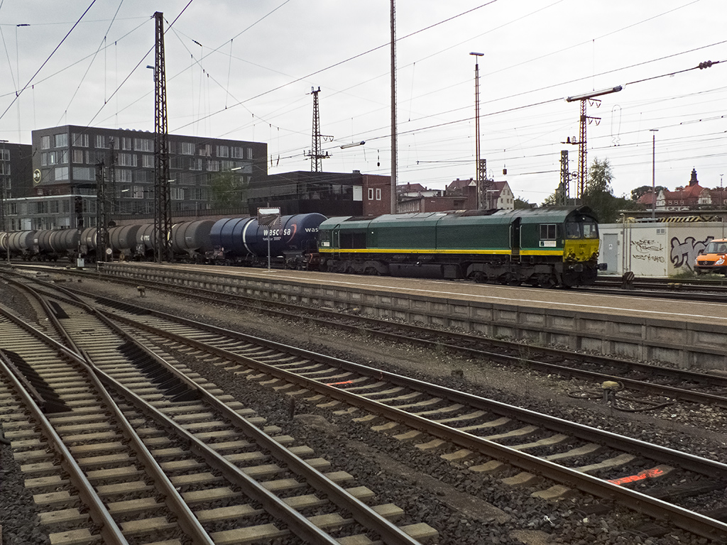 RheinCargo, der Nachfolger der HGK scheint in der Umgebung von Kempten eine ganze Menge an Tanklagern zu bedienen, die Kesselwagen sind beinahe allgegenwärtig. DE67 (266 402), die nicht die Corporate Identity trägt, durchfährt hier Ulm auf einem der fotografisch eher ungünstigen hinteren Gleisen.