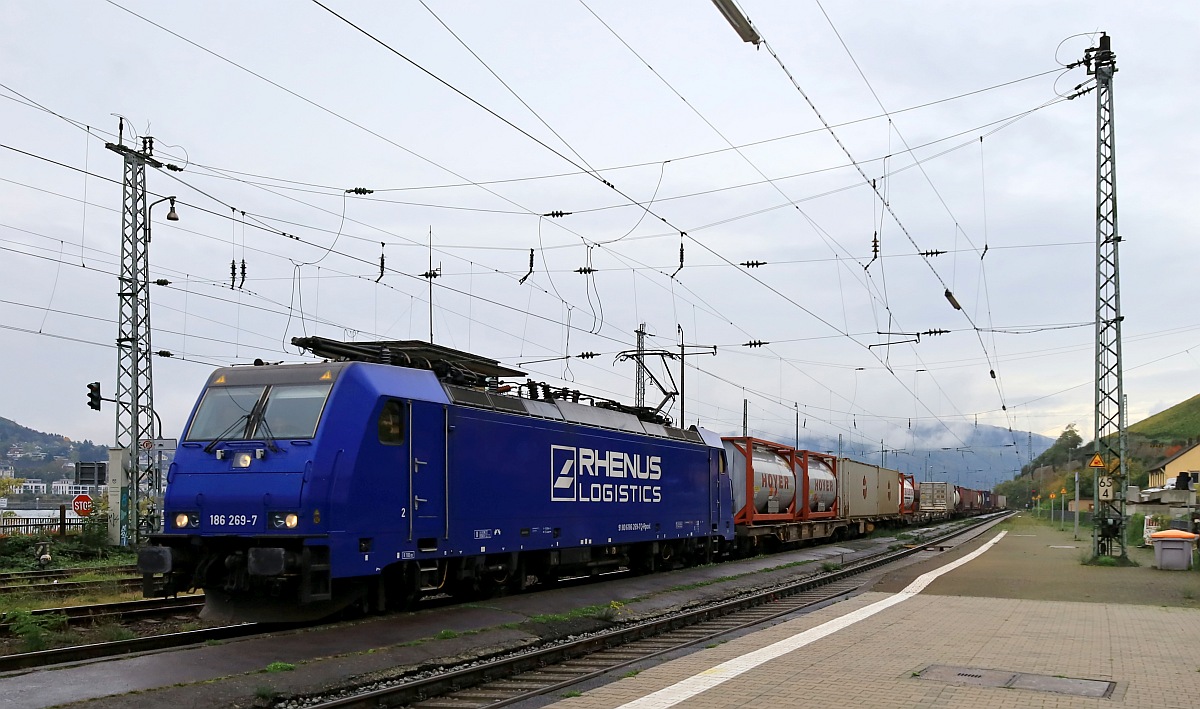 RHENUS 186 269-7 mit Tragwagenzug. Rüdesheim 24.10.2023