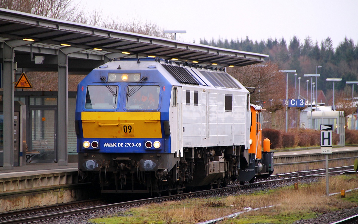 Richtig schwer zu arbeiten hatte die MaK DE2700-09/ 251 009-7(Unt/VL/11.04.13)die hier die von Northrail geliehene Köf III 3335 106-1 in Richtung Husum-Nord zur Abstellgruppe zieht. 08.02.2014