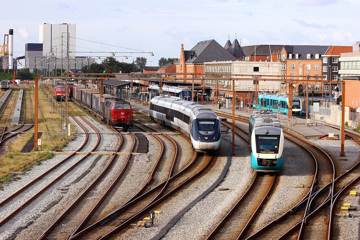 Richtig was los im dänischen Esbjerg...v.l.n.r...ein unbekannter MRD Triebwagen abgestellt im Abstellbereich, DB 1233 572, STAB TMZ 1425, DSB IC4 MG 56/66/68/5877 und 50 sowie die Arriva Lints AR 2043 A/B(Tønder-Esbjerg) und AR 2040 A/B(Ribe-Esbjerg). Esbjerg 24.07.2015