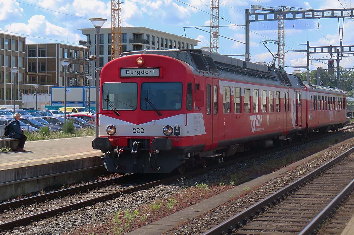RM, später BLS, heute BLS Historic 566 222 treft als Extrazug ein in Burgdorf am 17 Mai 2025 während das herrlichen Spektakel  150 Jahre Emmentalbahn . 