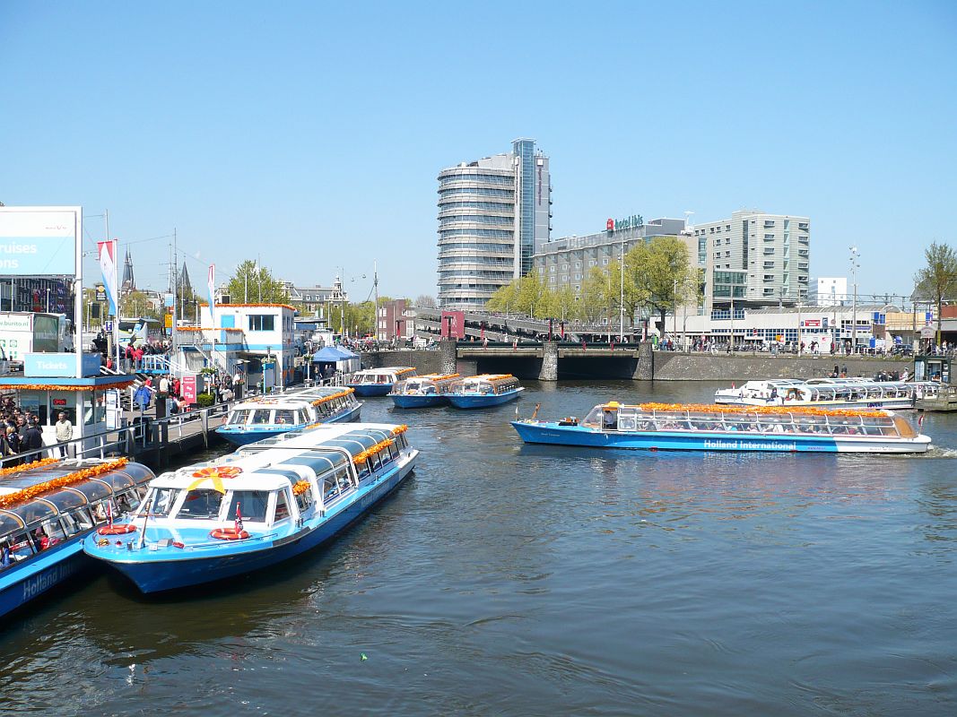 Rondvaartboten voor het Centraal Station. Prins Hendrikkade, Amsterdam 01-05-2013.