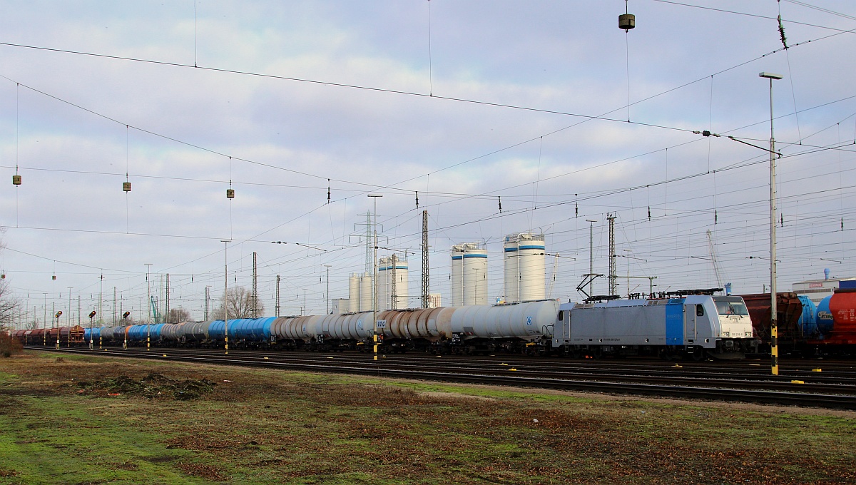 RP 186 298-6 i.E für Captrain mit langem Öler wartet auf Ausfahrt. Hamburg Hohe Schaar 15.01.2022