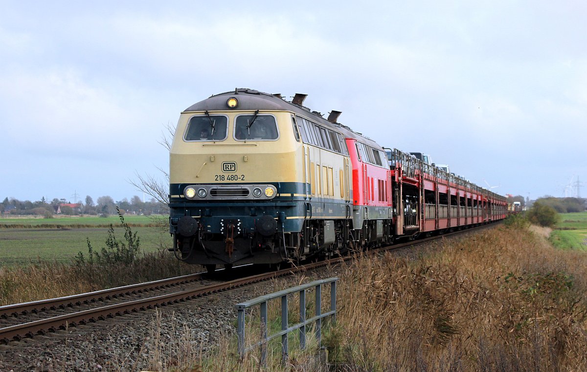 RP 218 480-2 und 488-5 passieren hier auf dem Weg nach Westerland mit einem SyltShuttle den Bü Triangel zwischen Niebüll und Lehnshallig. 04.11.2019