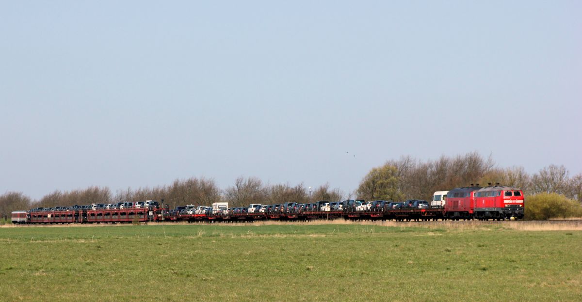 RP 218 488 und 402 mit SyltShuttle gen Niebüll. Hoddebülldeich 22.04.2019