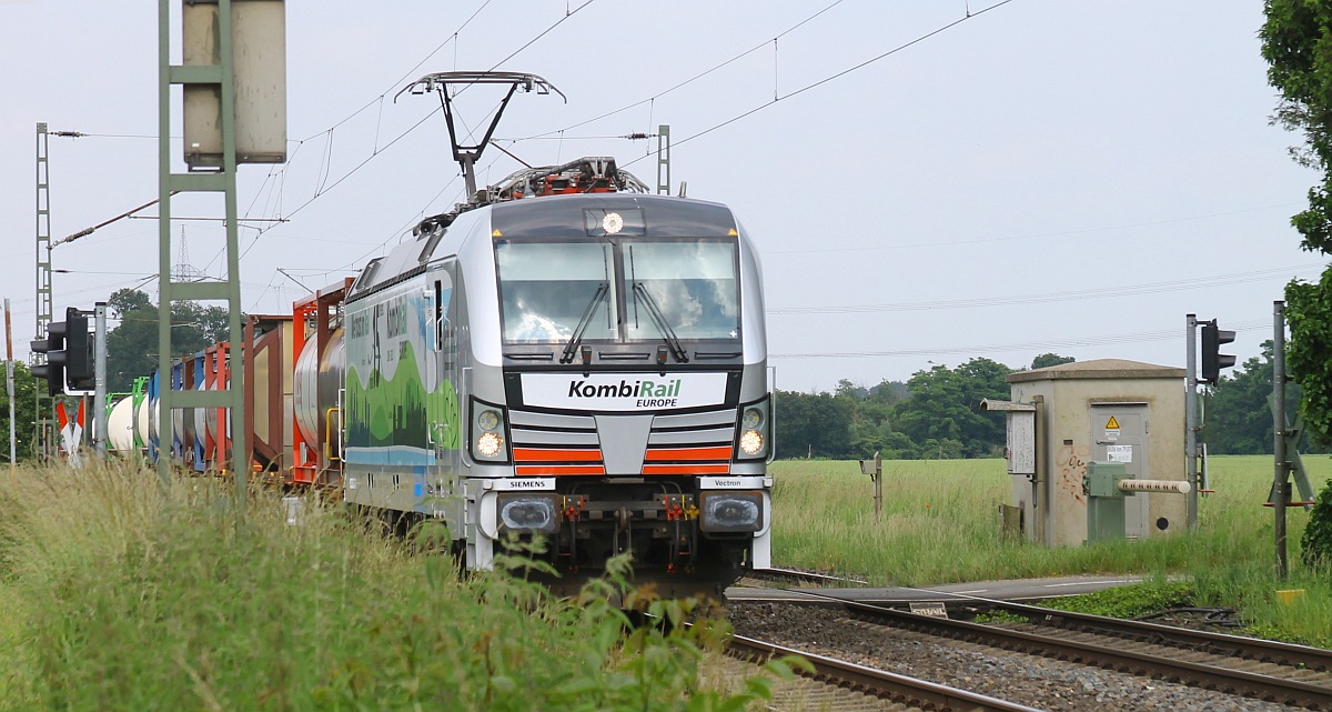 RP/KombiRailEurope 193 106-2 RAV/MMAL/31.03.23 mit Containerzug, Bü Hohe Straße, Anrath 07.06.2024