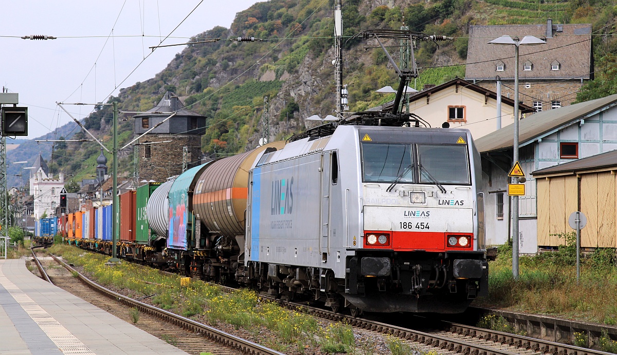 RP/LINEAS 186 454-5(REV/KS/30.11.17) mit Container/Kesselzug in Kaub am Rhein. 14.09.2021