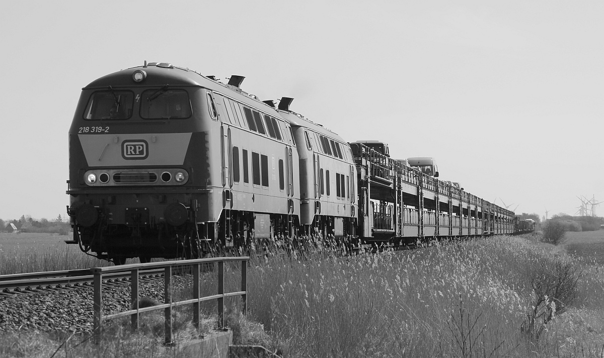 RPRS 218 319 und DB 218 463 mit SyltShuttle gen Norden. Bü Triangel 18.04.2021