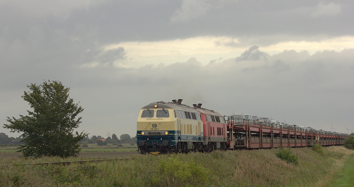 RPRS 218 466-1 und 218 307-7 mit SyltShuttle gen Westerland, Bü Triangel bei Niebüll 12.09.2020