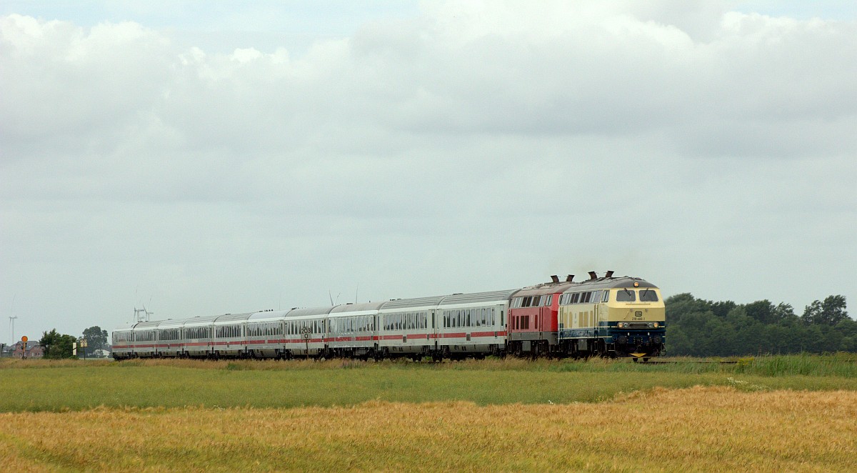 RPRS 218 466-1 und DB 218 369 mit IC 2375 nach Karlsruhe aufgenommen am Bü Triangel/Gotteskoog. 28.06.2020